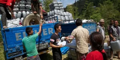 Humanitarian Aid Image - People offloading a truck