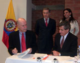 MIT CTL Director Yossi Sheffi (left) and LOGyCA CEO Rafael Florez (right) signed the CLI agreement in Bogota, with Colombian President Álvaro Uribe Vélez and Carolina Rentería, Director of Planeación Nacional, looking on.