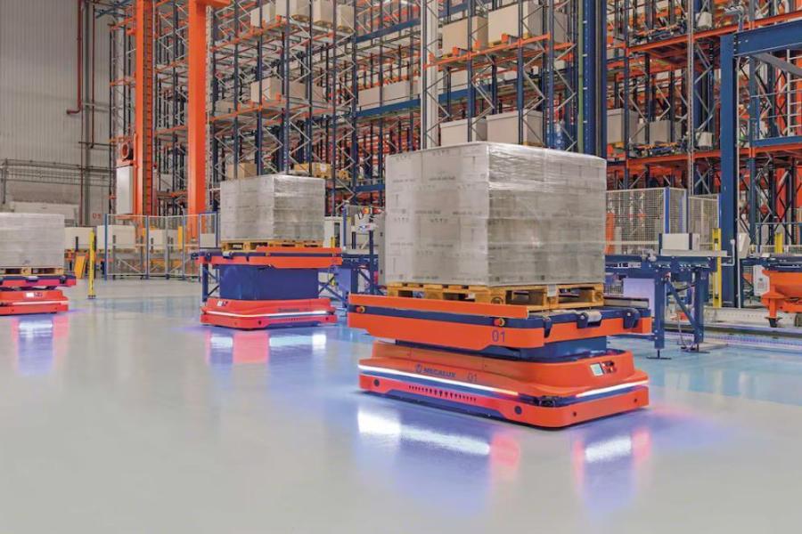 Mecalux robots moving pallets around a warehouse